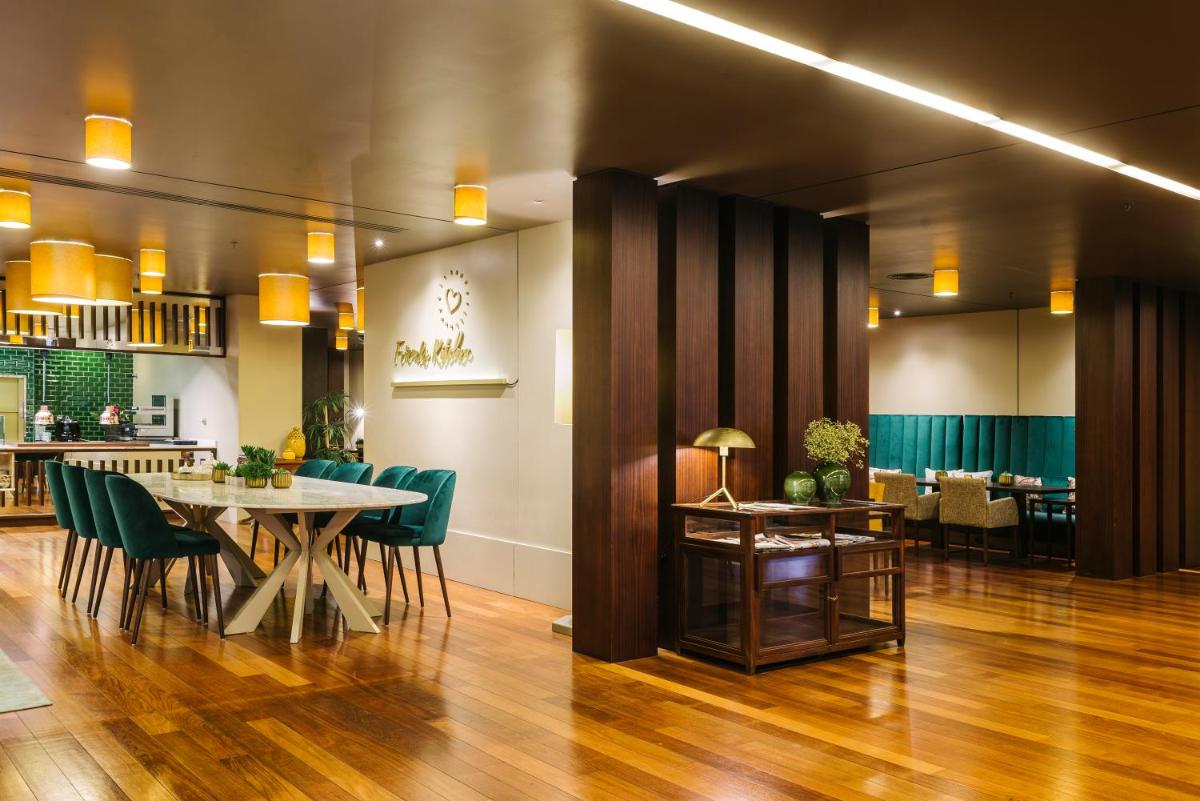 Uma área de estar em Gaia Residence