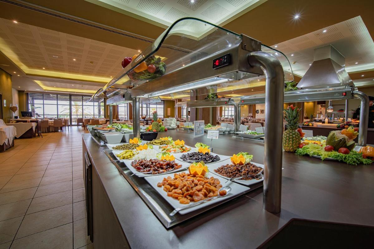 Comida en o cerca de este hotel