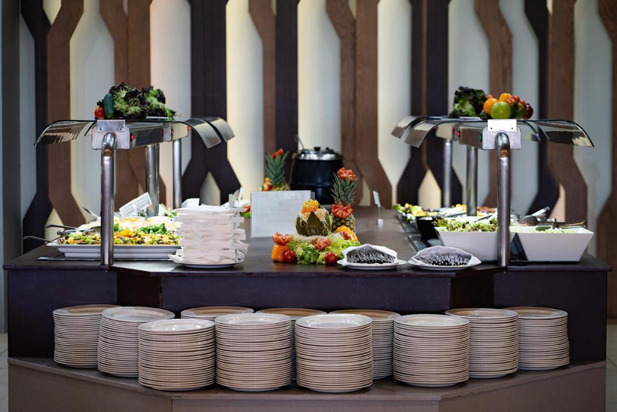 Comida en o cerca de este hotel