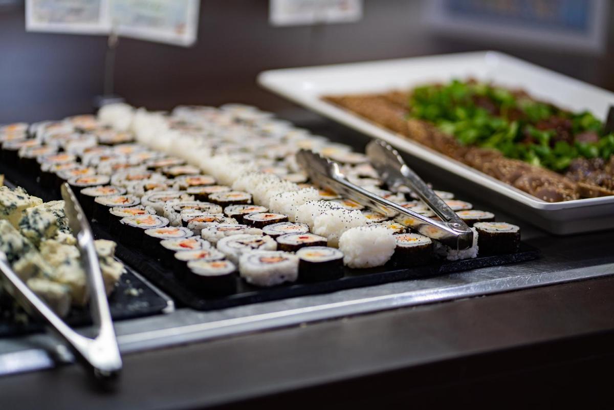 Comida en o cerca de este hotel