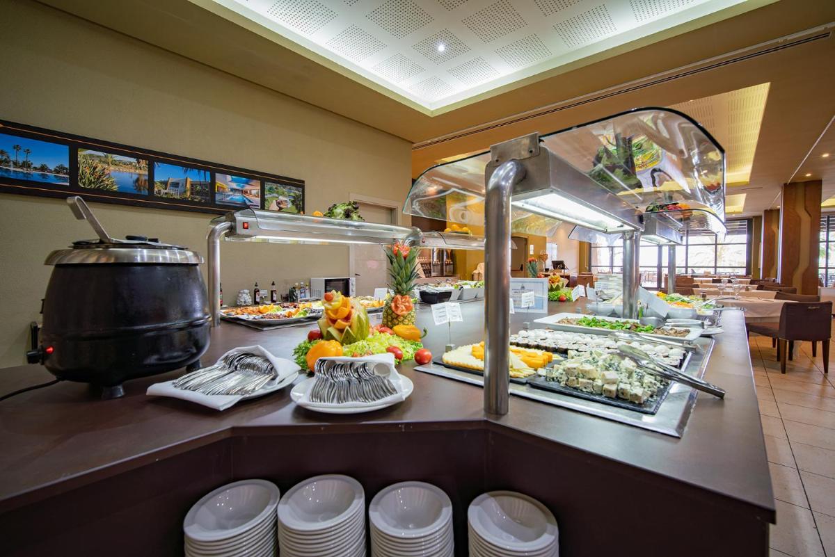 Comida en o cerca de este hotel