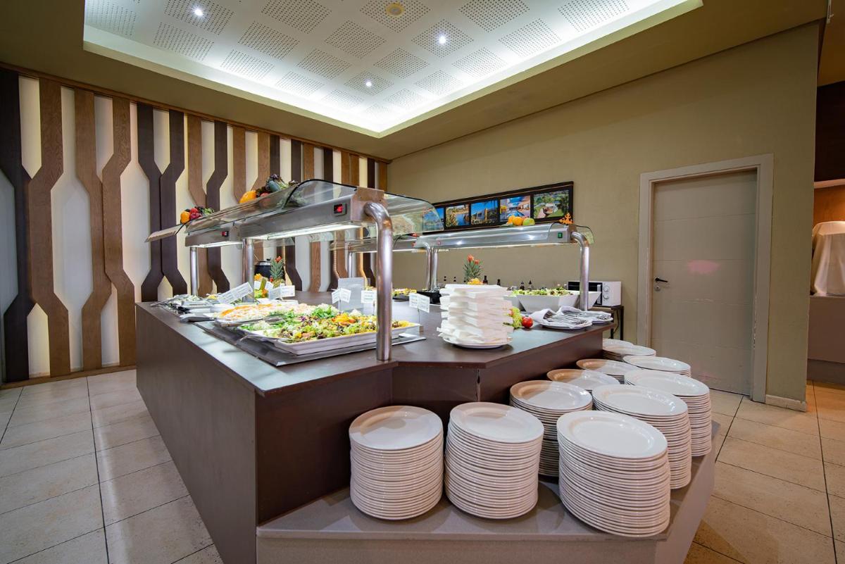 Comida en o cerca de este hotel