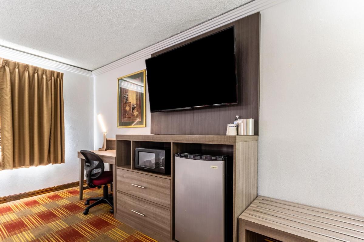 Countryside Suites Kansas City Independence I-70 East Sports Complex Hotel - Housity