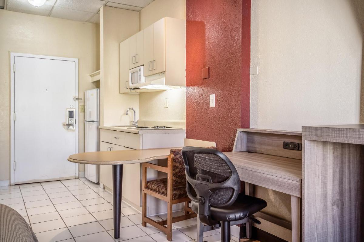 Countryside Suites Kansas City Independence I-70 East Sports Complex Hotel - Housity