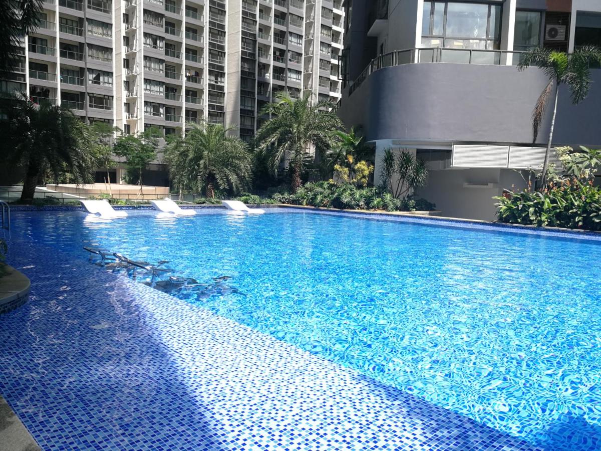 Suitetrails - JB City CIQ-R&F Shopping Mall Apartment