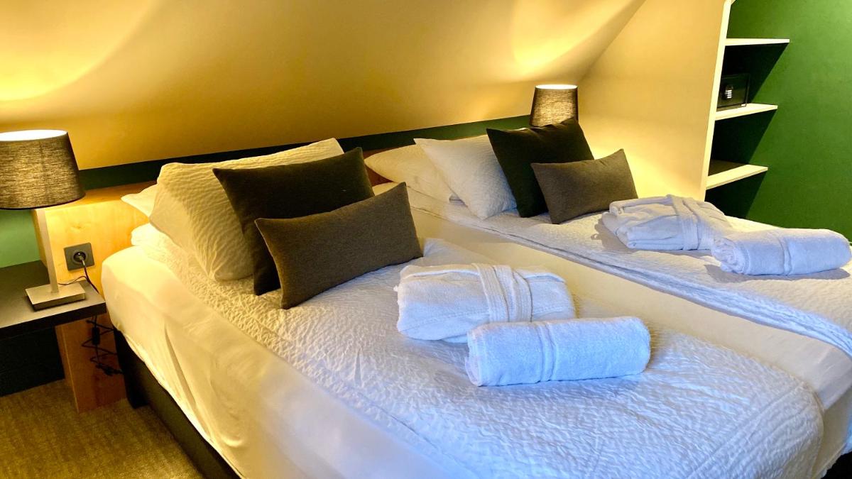 Un ou plusieurs lits dans un hébergement de l'établissement Logis Hôtel Restaurant & Spa La Rochette
