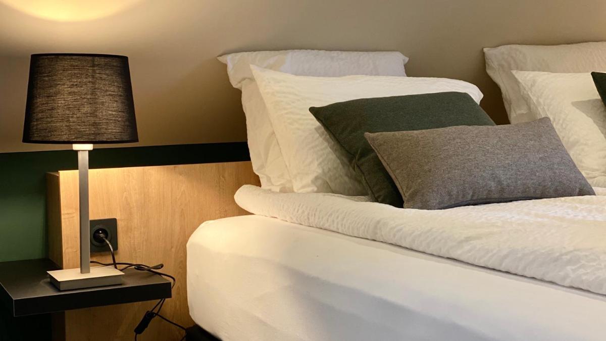 Un ou plusieurs lits dans un hébergement de l'établissement Logis Hôtel Restaurant & Spa La Rochette
