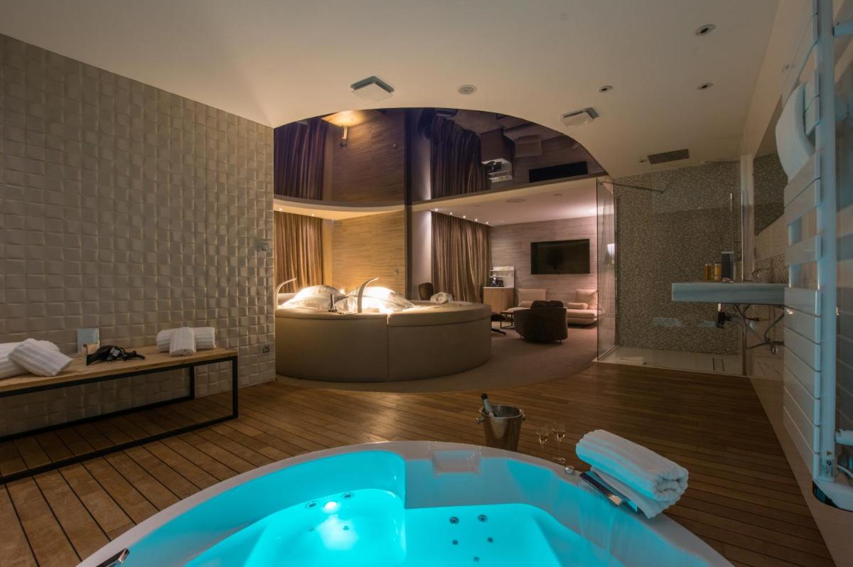 une salle de bain avec une baignoire au milieu d'une pièce dans l'établissement Oz'Inn Hôtel & Spa, au Cap d'Agde