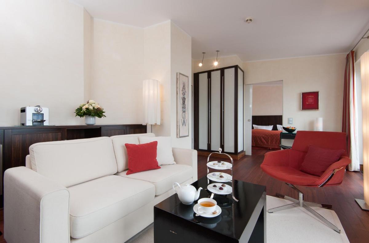 Ein Sitzbereich in der Unterkunft Hotel Fährhaus