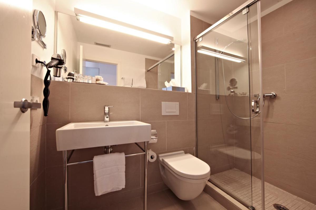 Un baño de Aimia Hotel