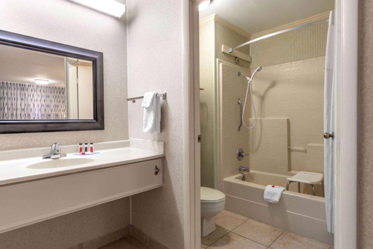 Days Inn by Wyndham Grants - Housity