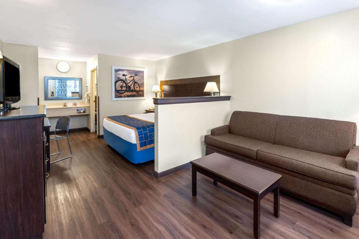 Days Inn by Wyndham Grants - Housity