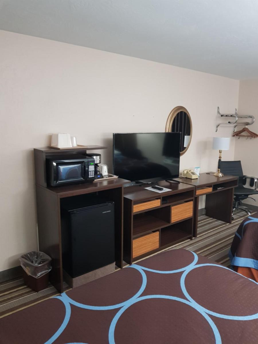 Super 8 by Wyndham Shelton - Housity