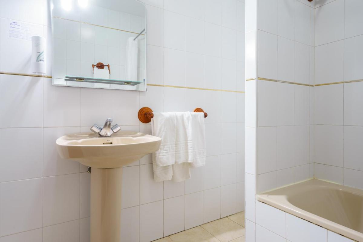 Hotel Los Castaños - Housity