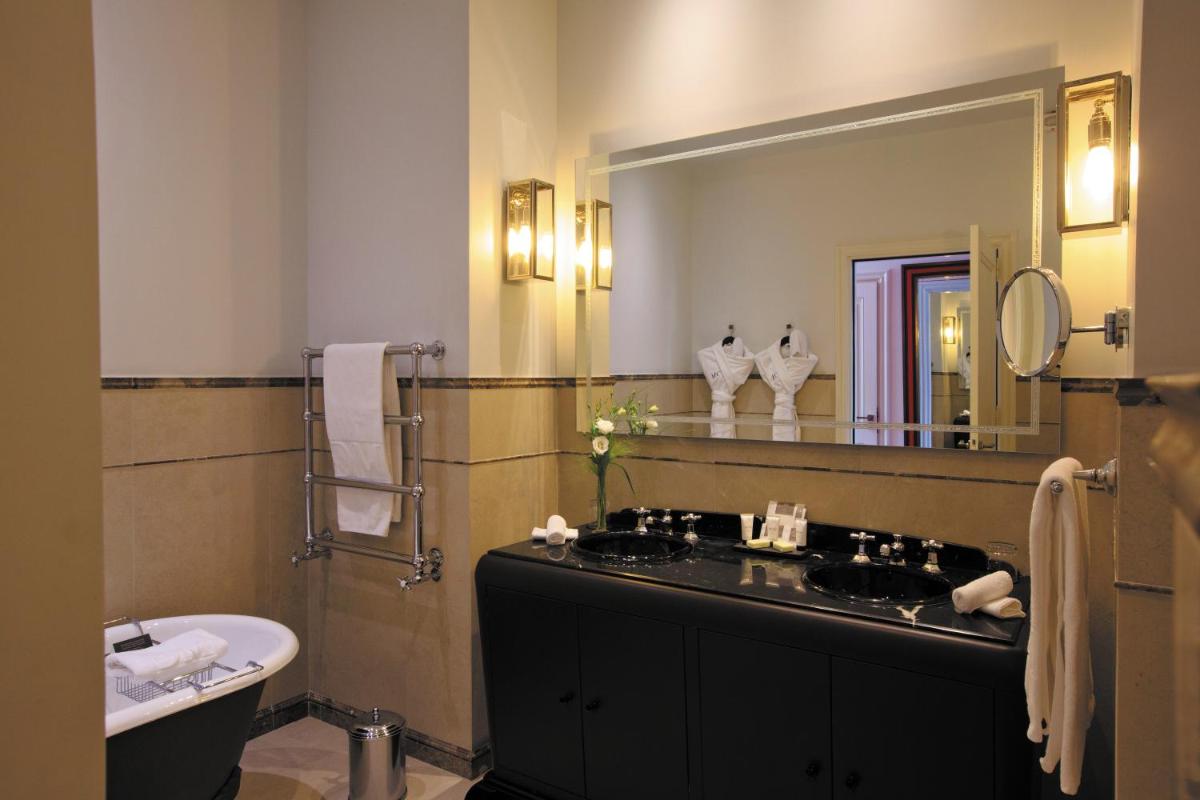 Salle de bains dans l'établissement Domaine De Manville
