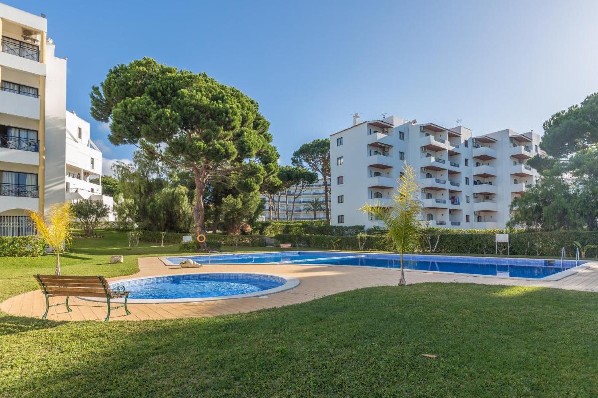 Modern Top Floor Apartment 60m2 - Balcony with Pool & Sea View - Vilamoura - Housity