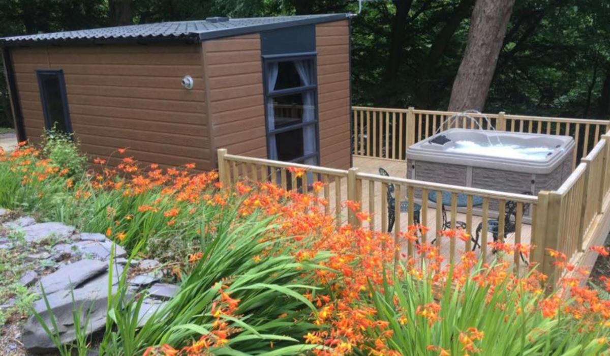 PET FRIENDLY POD WITH HOT TUB - Housity