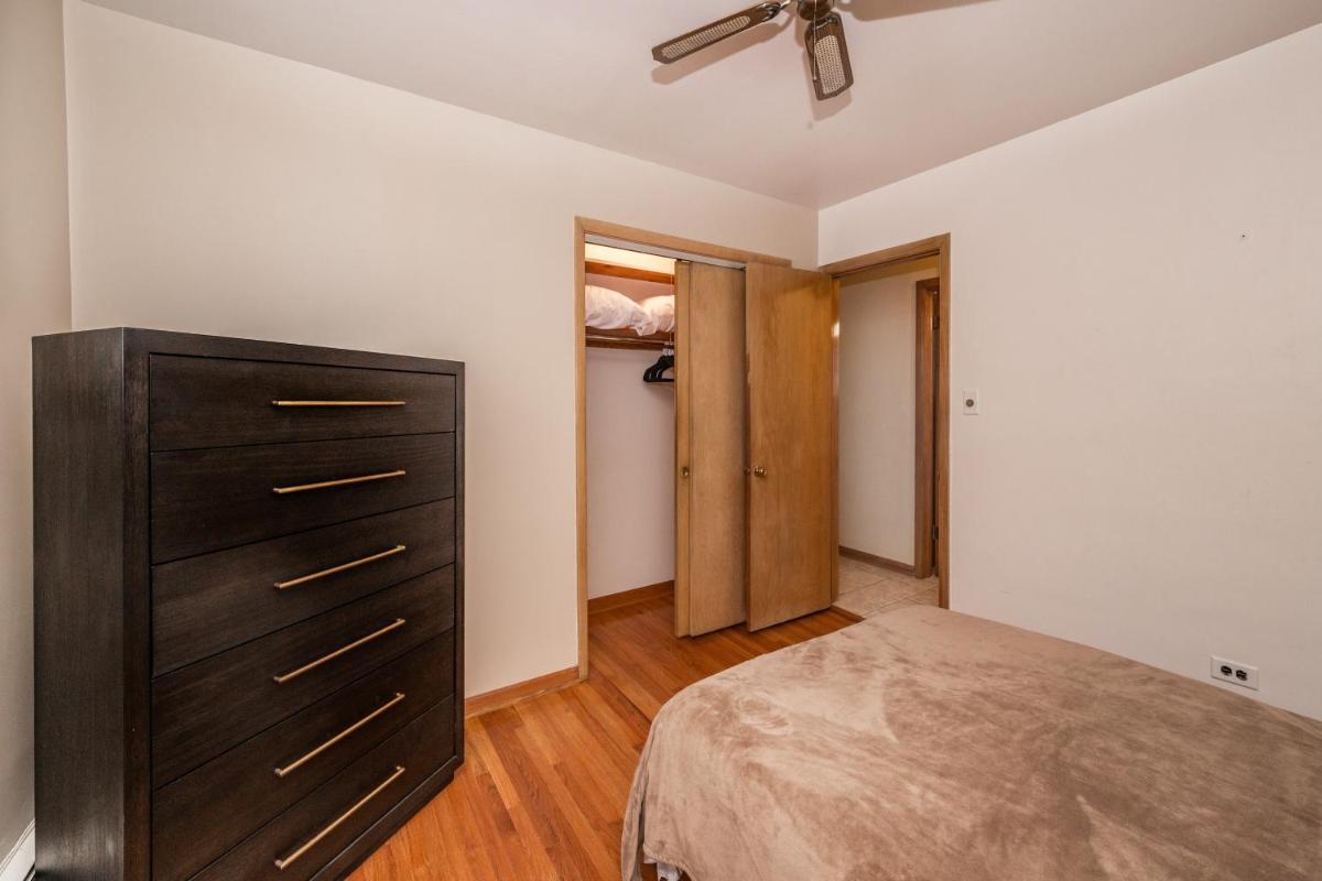 Comfy Condo Sleeps 8, Mins From O'Hare & Rosemont - Housity