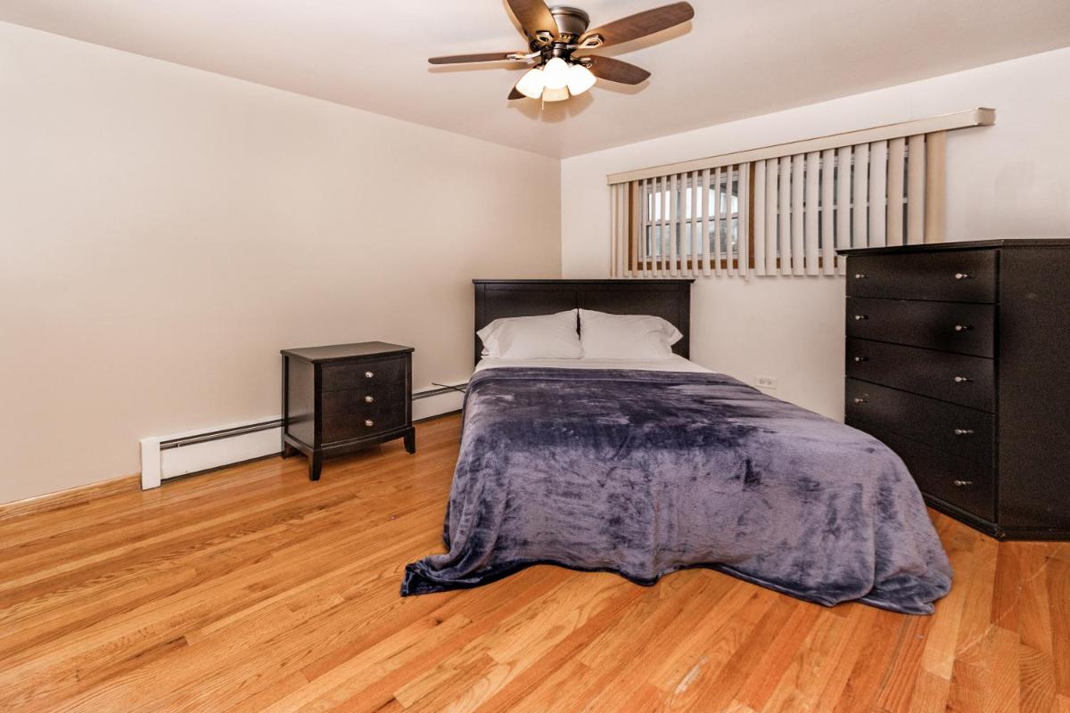 Comfy Condo Sleeps 8, Mins From O'Hare &amp; Rosemont - Housity