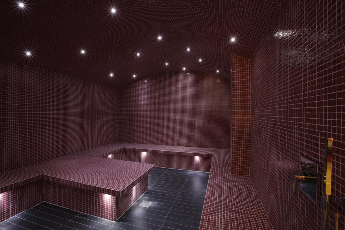 Cette chambre dispose d'un bain à remous éclairé. dans l'établissement Oz'Inn Hôtel & Spa, au Cap d'Agde