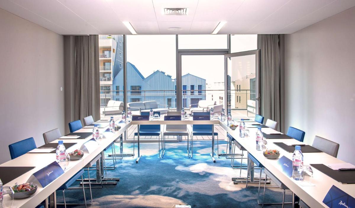 Restaurant ou autre lieu de restauration dans l'établissement Radisson Blu Hotel Bordeaux
