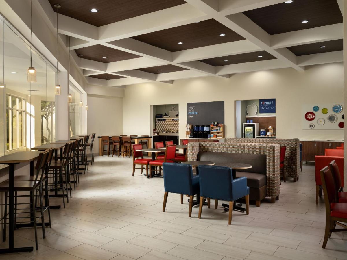 Holiday Inn Express Hotel & Suites Irving DFW Airport North, an IHG Hotel - Housity