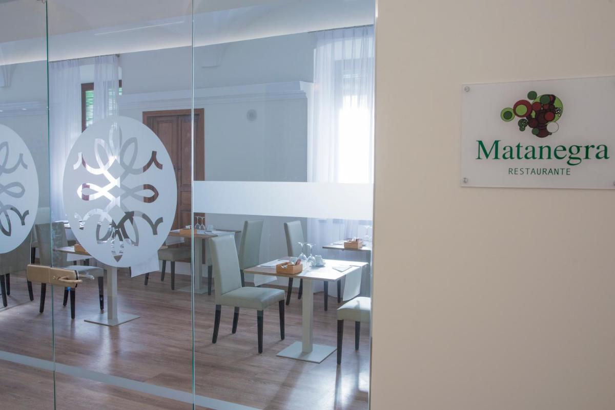 Un restaurante o sitio para comer en Hotel Balneario El Raposo