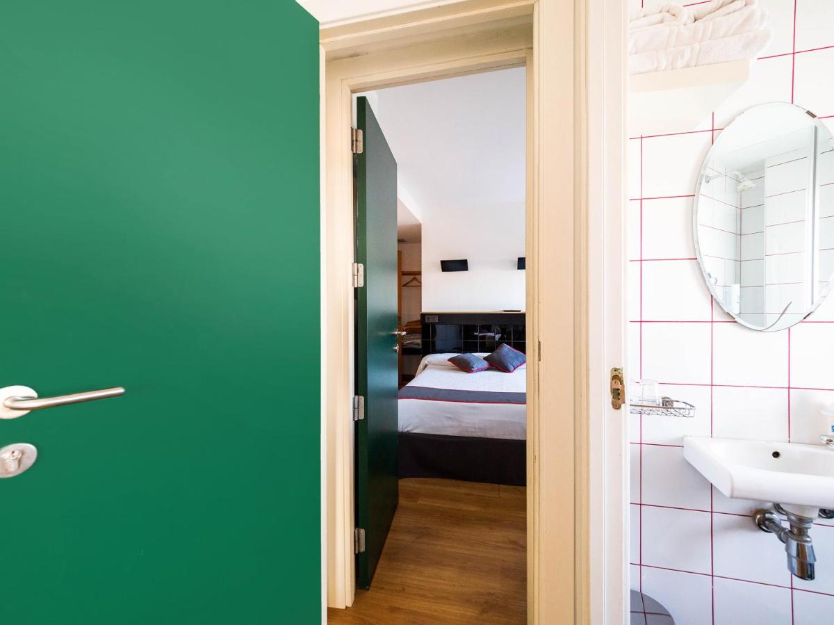 Hostal Athenas - Housity