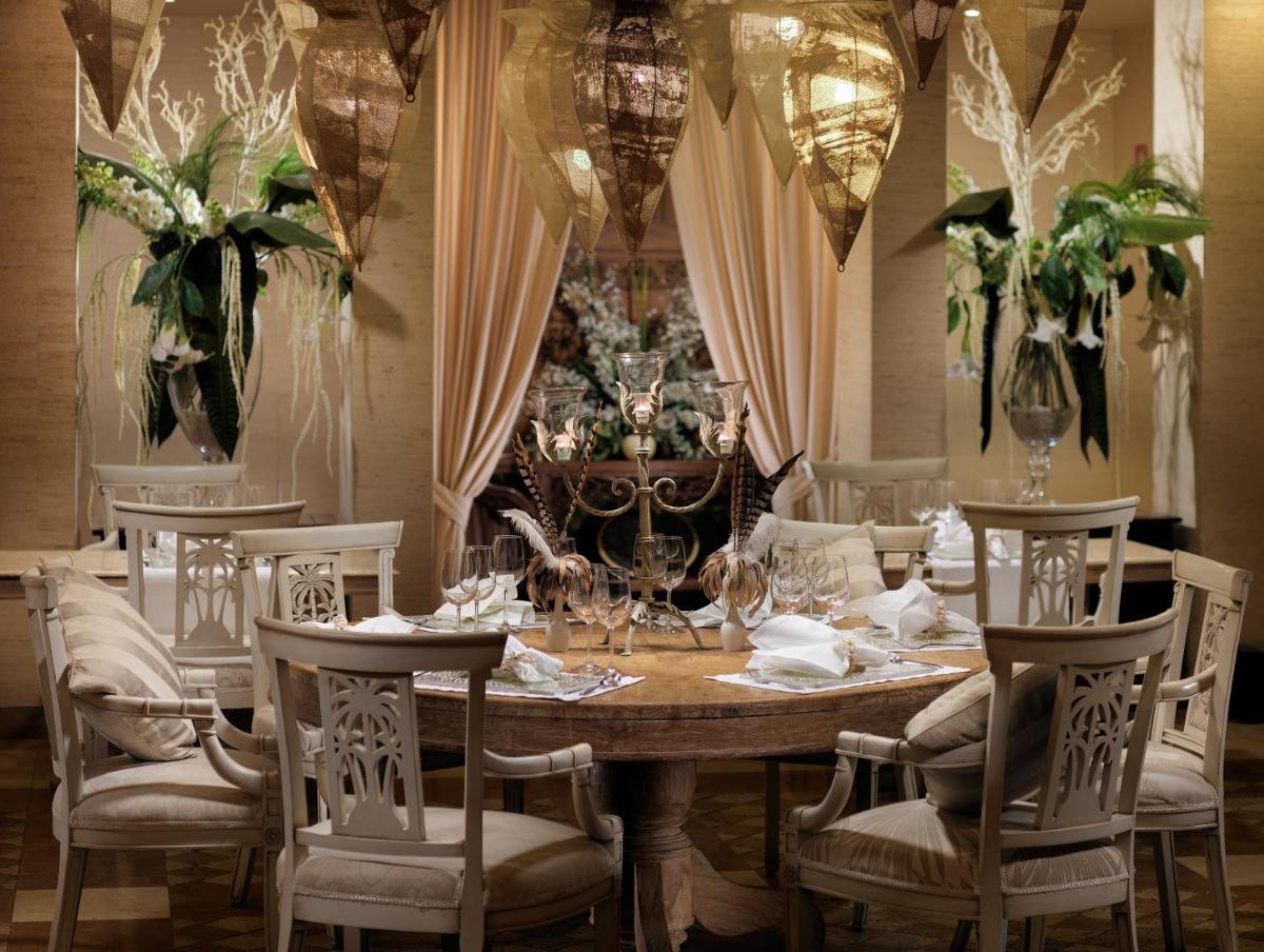 Un restaurante o sitio para comer en Royal Garden Villas, Luxury Hotel