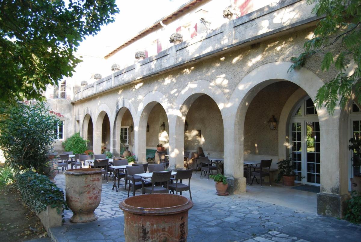 Restaurant ou autre lieu de restauration dans l'établissement Domaine du Grand Malherbes