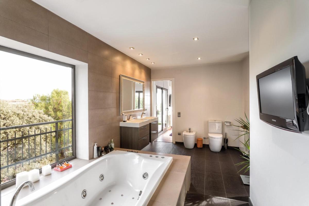 Villa Burriac with Private Pool, Costa Maresme, 20 minutes from Barcelona - Housity