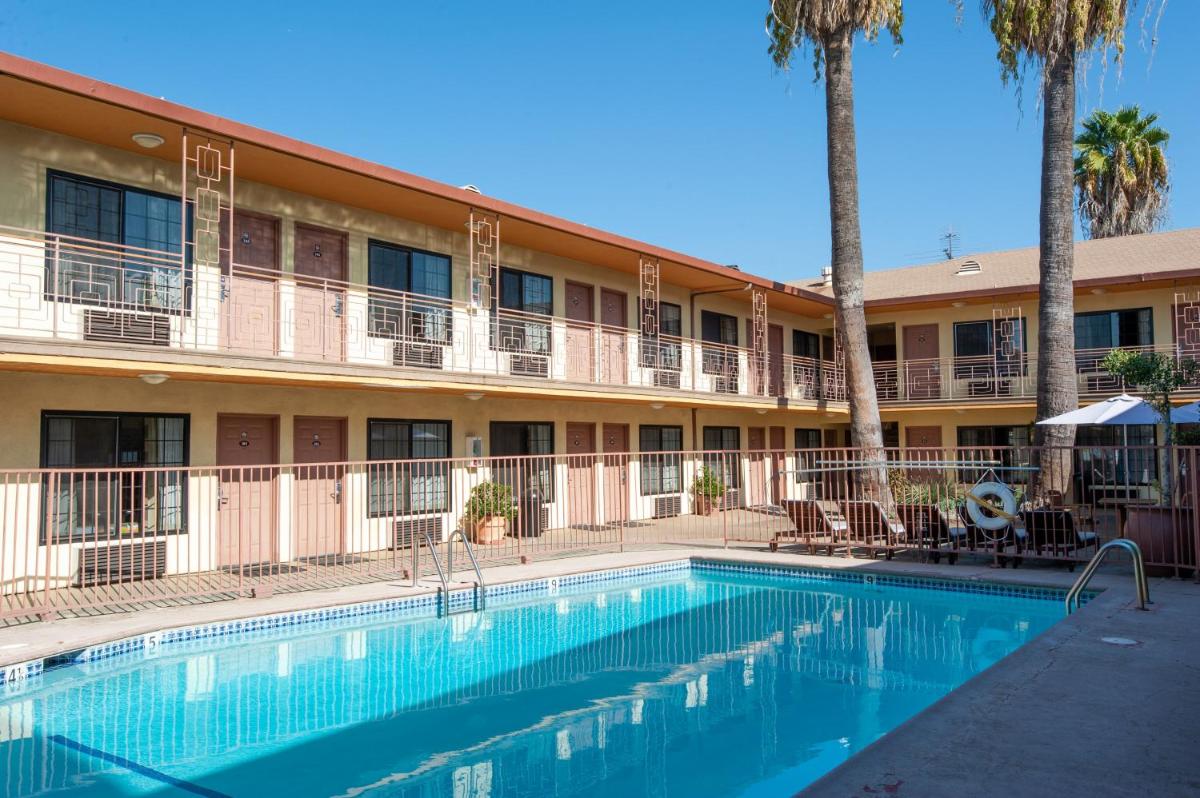 Studio City Court Yard Hotel - Housity