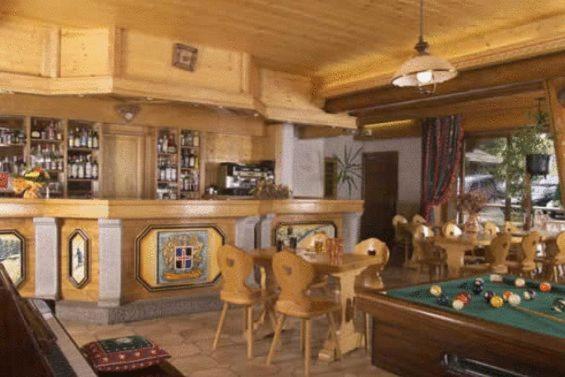 Salon ou bar de l'établissement Hotel L'Equipe