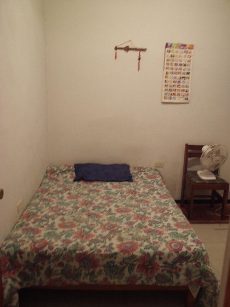 SMALL ROOM FOR LEASE - Housity