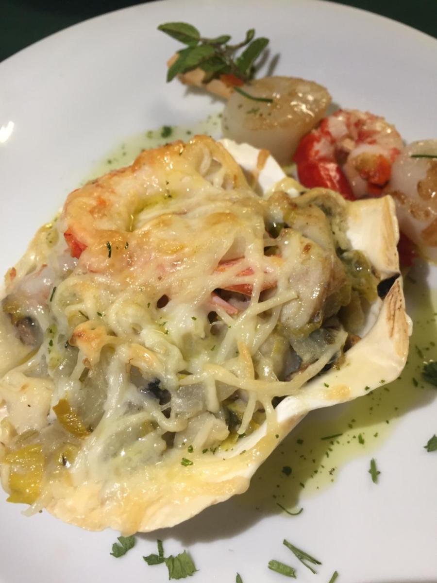 Comida en o cerca de este hotel