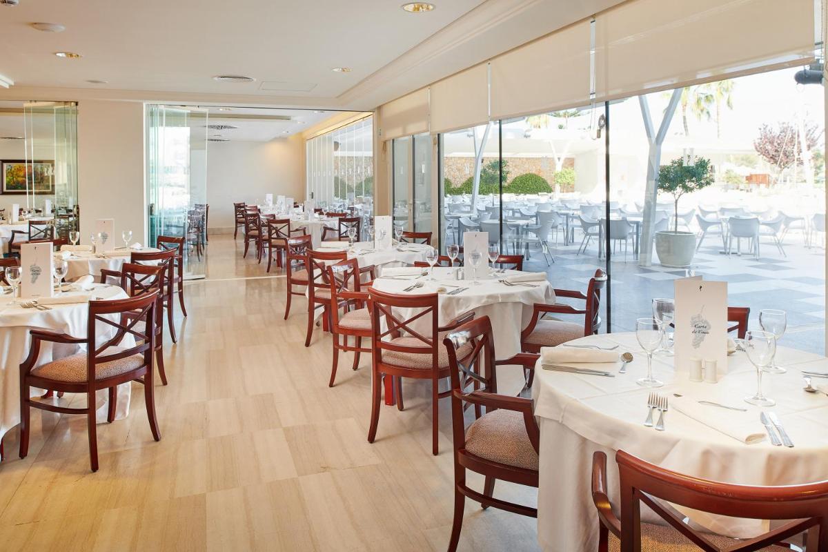 Un restaurante o sitio para comer en Hipotels Coma Gran