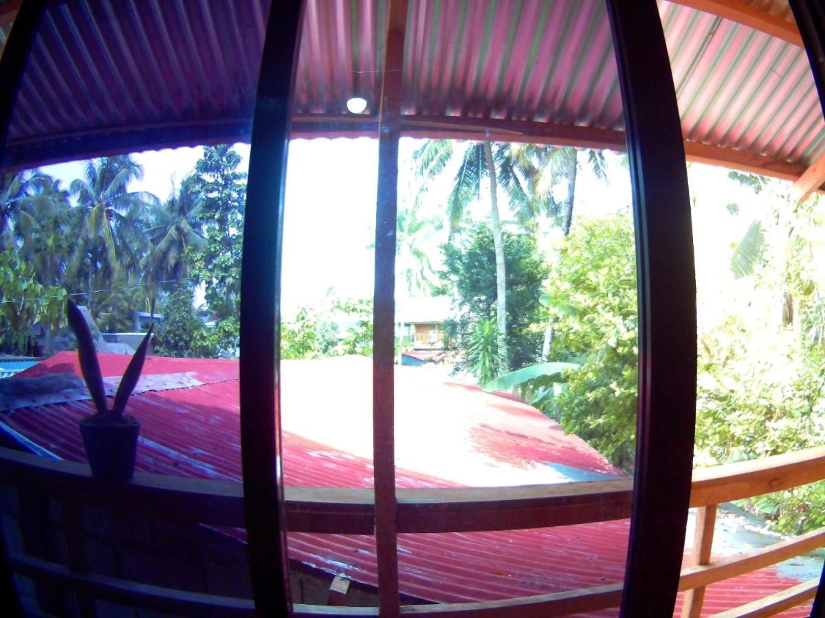 Casa de Viajeros (2nd floor) spacious aircon room - Housity