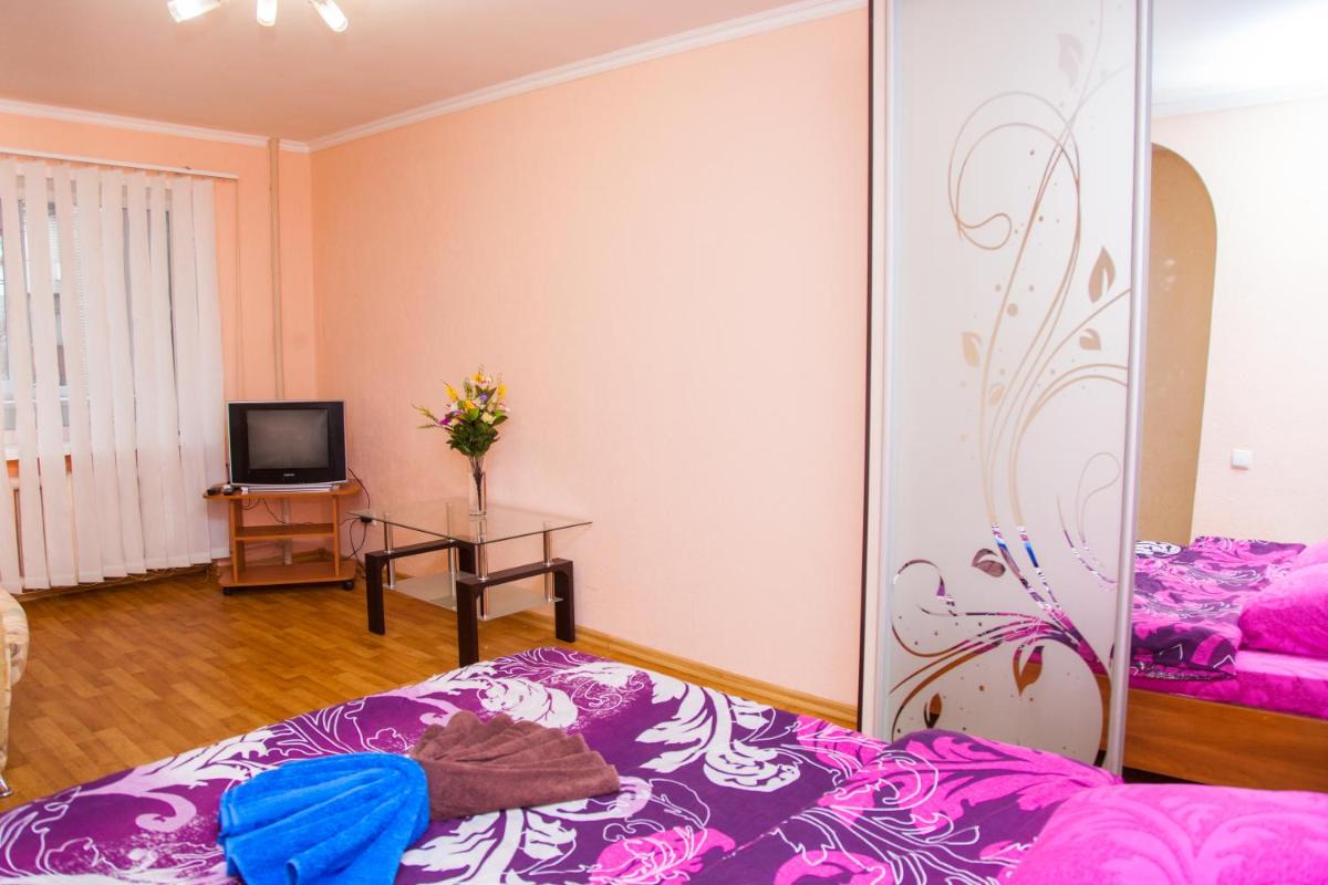 Semi-luxury Apt on Nezalezhnoi Ukr?iny 63 near Intourist Hotel - Housity