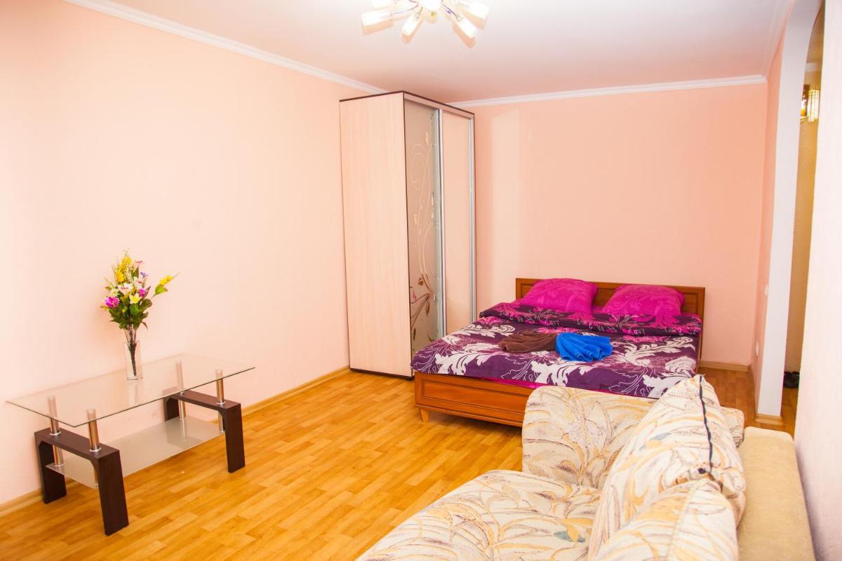 Semi-luxury Apt on Nezalezhnoi Ukr?iny 63 near Intourist Hotel - Housity