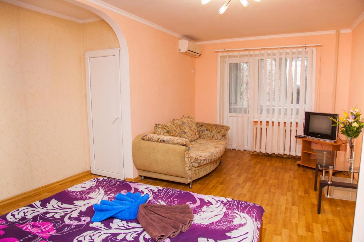 Semi-luxury Apt on Nezalezhnoi Ukr?iny 63 near Intourist Hotel - Housity