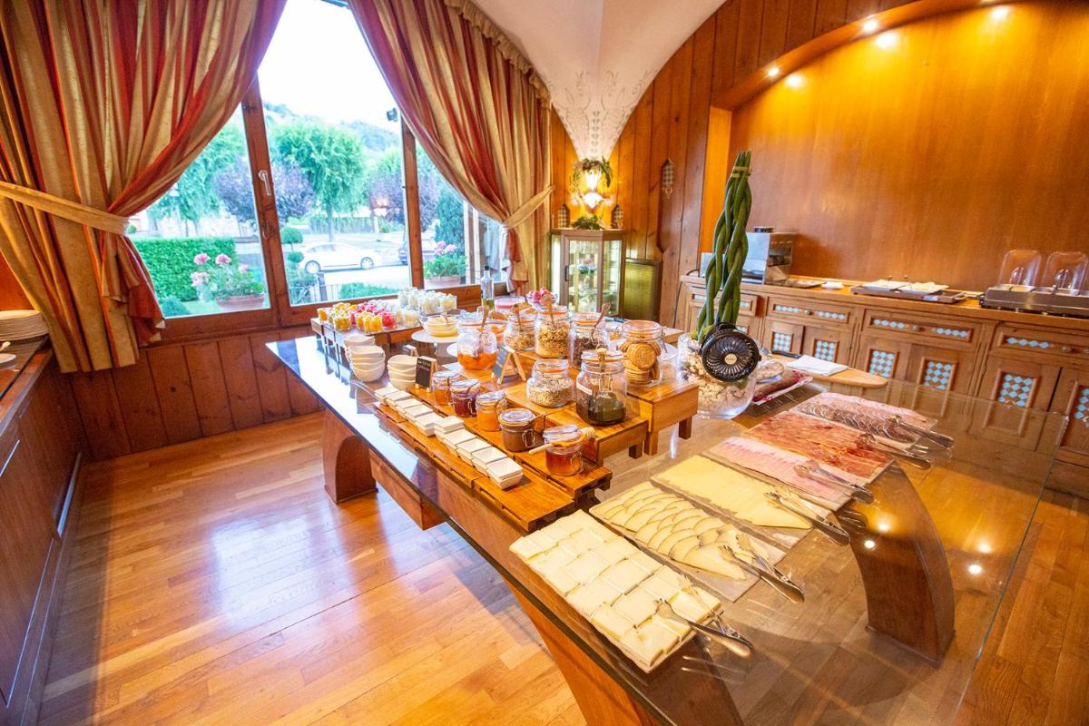 Comida en o cerca de este hotel