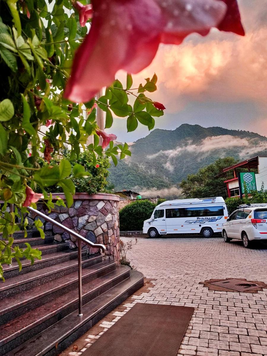 Holy River Hotel - Housity