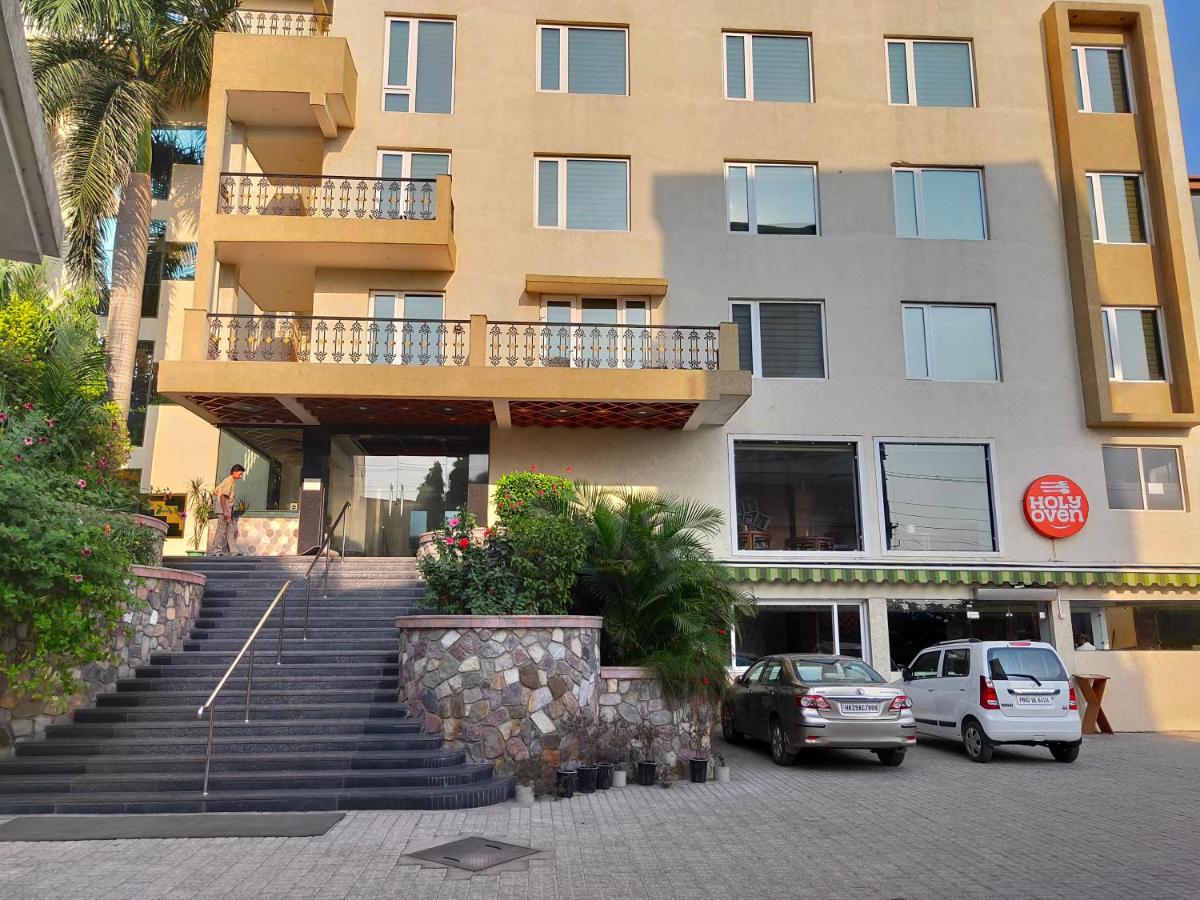 Holy River Hotel - Housity