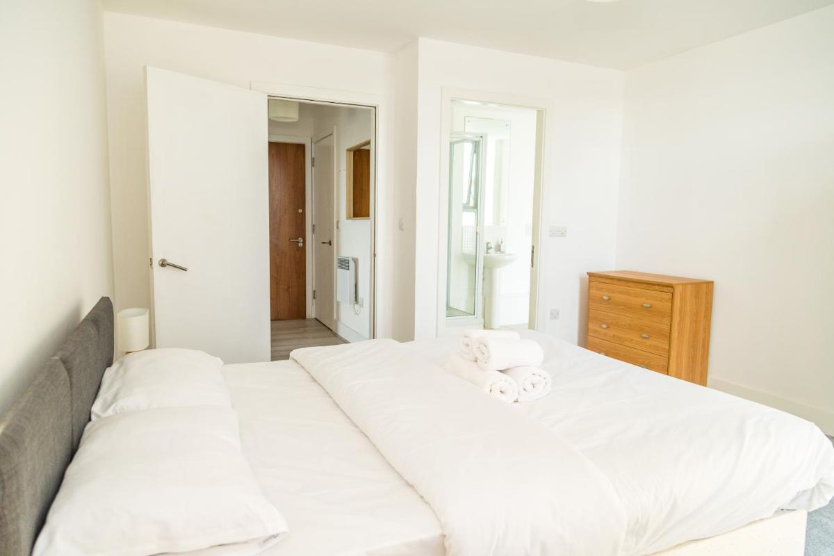 Serviced Apartment In Liverpool City Centre - Free Parking - Balcony - by Happy Days - Housity