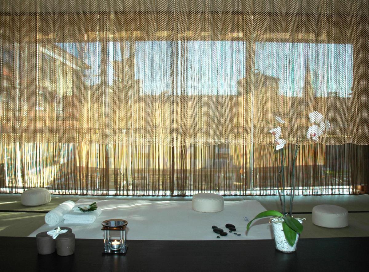 ein Badezimmer mit einer Badewanne und einem großen Fenster in der Unterkunft Hotel Bayerischer Hof in München ein Badezimmer mit einer Badewanne und einem großen Fenster in der Unterkunft Hotel Bayerischer Hof in München