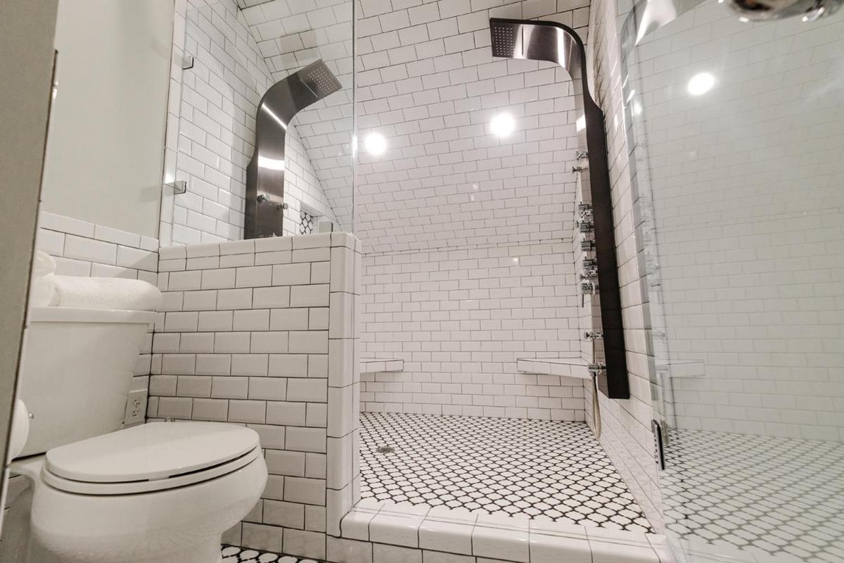 Double Oaks Bed & Breakfast - Housity