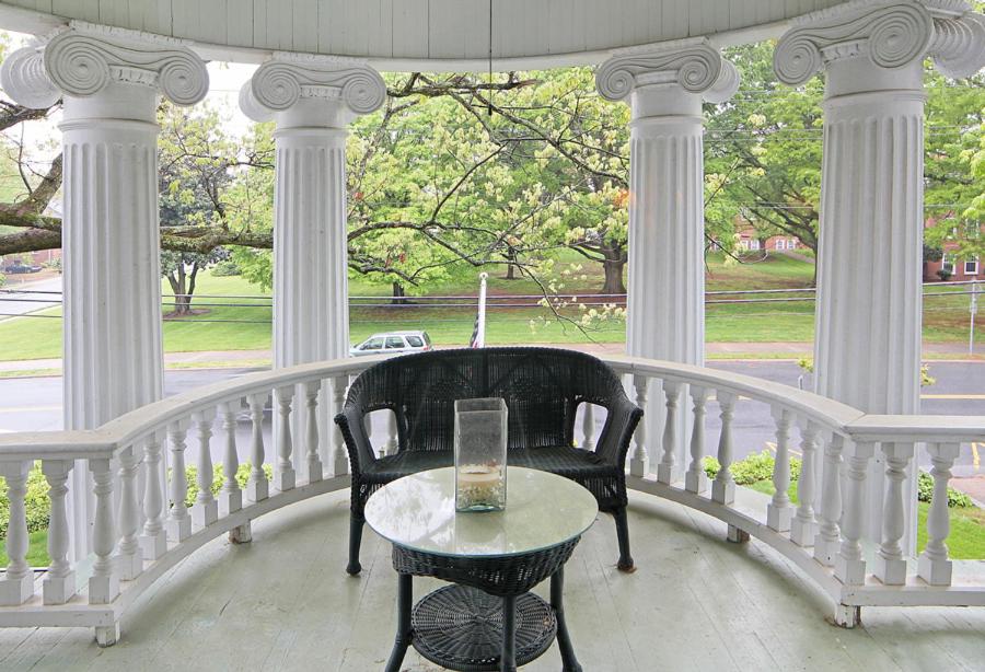 Double Oaks Bed & Breakfast - Housity