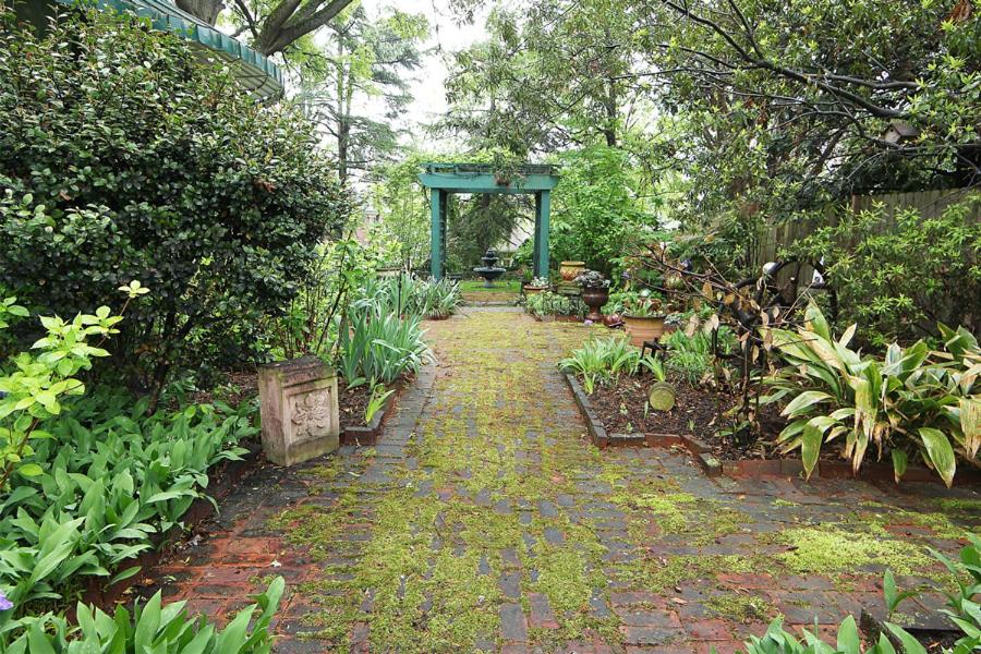 Double Oaks Bed & Breakfast - Housity