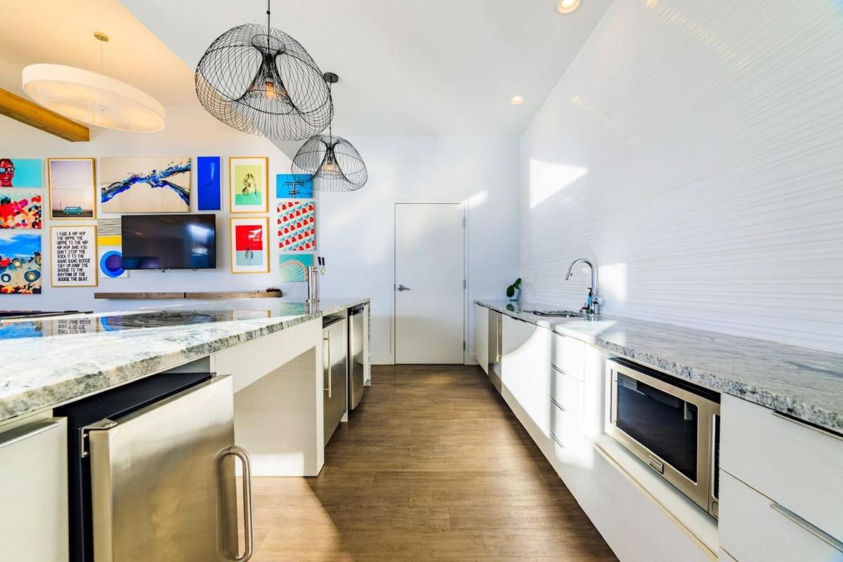 Carytown Living with *Pool and Gym* - Housity
