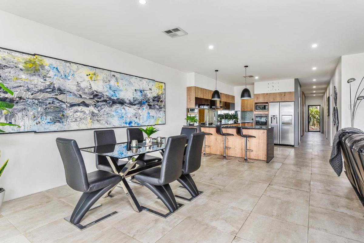 Suitetrails - CONROE EXECUTIVE TOWNHOUSE - MODERN & STYLISH